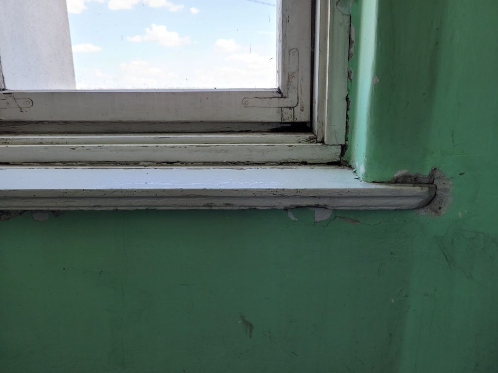 Rys. 29 Przykład parapetu, który wystaje zaledwie 2 cm poza lico ściany. Po montażu nowego okna nie będzie on wystarczająco szeroki, aby uzupełnić przestrzeń od okna do krawędzi ściany.