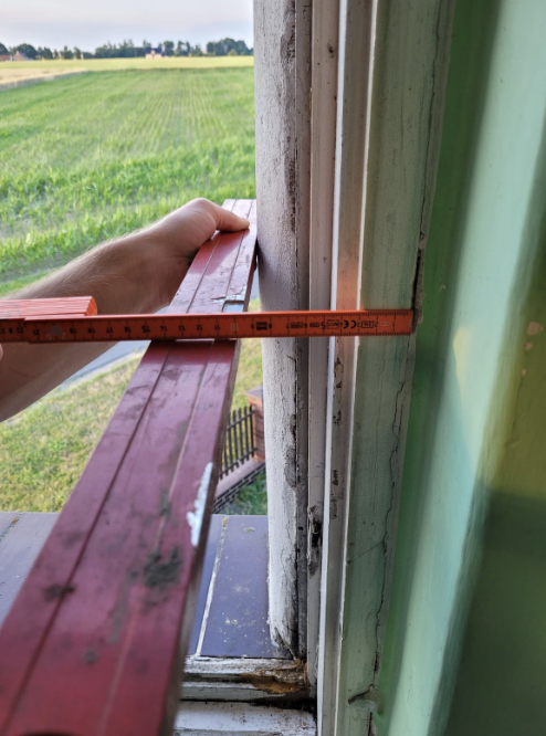 Pomiar szerokości węgarka, który pozostanie po demontażu okna skrzynkowego